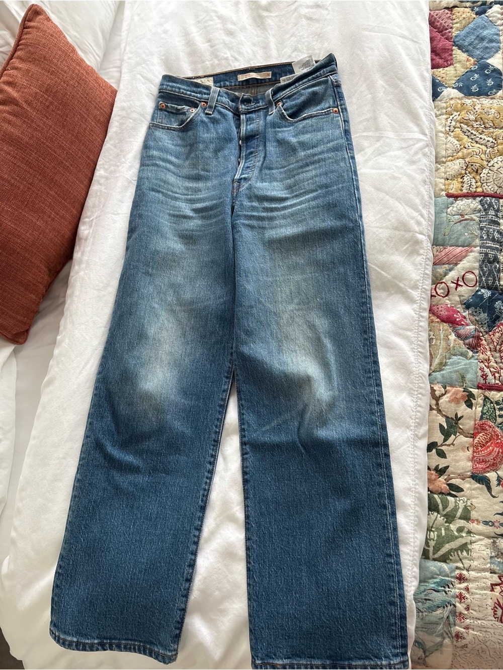 Levi's Medium Wash Ribcage Straight - Picture 2 of 3